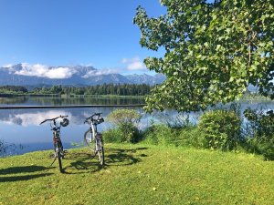Fahrräder vom Biohotel Eggensbergern in Füssen / Hopfen am See vor dem Hopfensee platziert