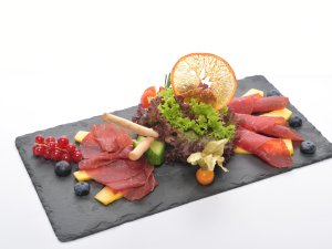 Ansprechend angerichteter Teller mit verschiedenen Wurst- und Käseoptionen vom Best Western Plus Hotel Alpenhof in Oberstdorf