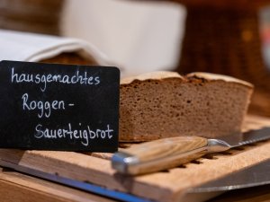 Frisches Brot beim Frühstücksbuffet im DIANA Naturpark Hotel in Oberstaufen