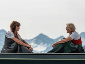 Die zwei Hoteliersdamen im Hotel Frank in Oberstdorf sitzen sich auf dem Dach gegenüber