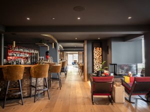 Neu gestaltete Bar im Hotel Franks in Oberstdorf mit moderner Gestaltung und gemütlichen Sitzgelegenheiten