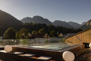 Neuer Wellnessbereich auf der Dachterrasse des Hotel Franks mit Blick auf die Oberstdorfer Berge im Sommer