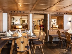 Gemütliche Restauranträume mit traditionellen Stühlen und viel Holz im Bayerischen Hof in Oberstaufen