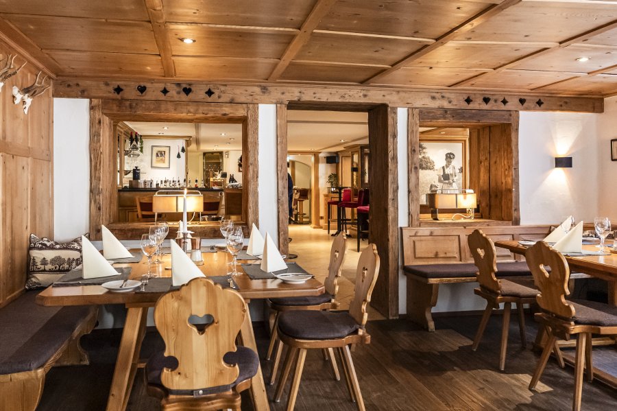 Bayerischer Hof Restaurant Gemütliche Restauranträume mit traditionellen Stühlen und viel Holz im Bayerischen Hof in Oberstaufen