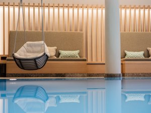 Einblick in den Wellnessbereich mit Innenpool im Bayerischen Hof in Oberstaufen der neu gestaltet wurde