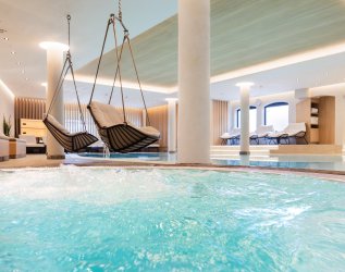 Einblick in den Wellnessbereich mit Innenpool im Bayerischen Hof in Oberstaufen der neu gestaltet wurde