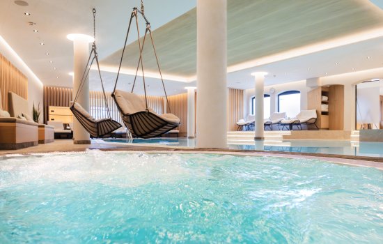 Bayerischer Hof Innenpool Einblick in den Wellnessbereich mit Innenpool im Bayerischen Hof in Oberstaufen der neu gestaltet wurde
