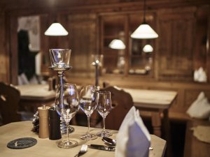 Einblick in das Restaurant im HUBERTUS Mountain Refugio Allgäu in Balderschwang mit kunstvoll dekoriertem Tisch