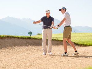 Ein Gast im Sonnenalp Resort in Ofterschwang erhält eine Golfstunde auf dem hauseigenen Platz