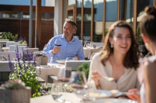 Gäste genießen das Essen auf der Terrasse des Hotels Exquisit in Oberstdorf.