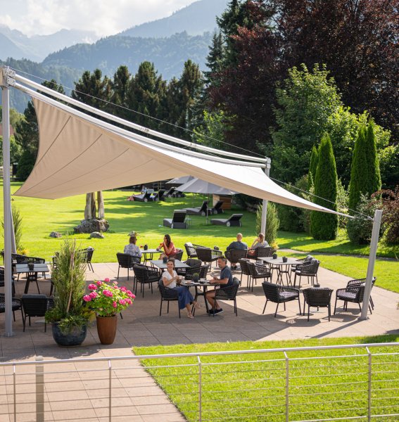 Blick auf die Sonnenterrasse des Hotels Exquisit in Oberstdorf.