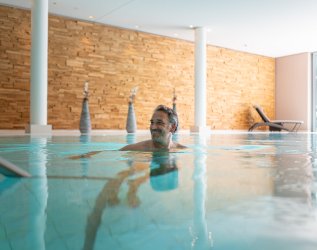 Einblick in den Wellnessbereich mit Innenpool im Hotel Exquisit in Oberstdorf.