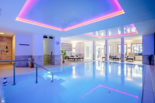 Blick auf den Innenpool und Wellnessbereich des Landhotel Gockelwirt in Eisenberg.