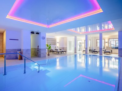 Blick auf den Innenpool und Wellnessbereich des Landhotel Gockelwirt in Eisenberg.