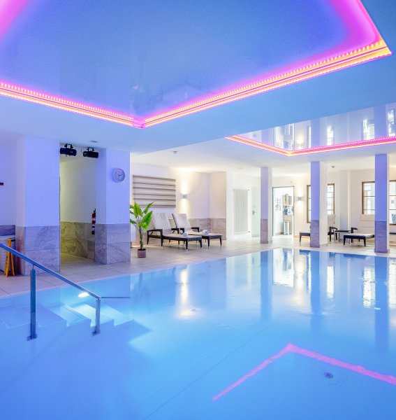 Blick auf den Innenpool und Wellnessbereich des Landhotel Gockelwirt in Eisenberg.