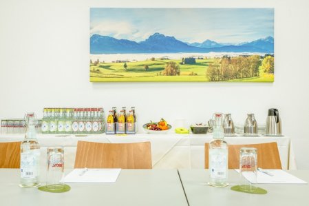 Einblick in den Tagungsraum mit Getränken im Landhotel Gockelwirt in Eisenberg.