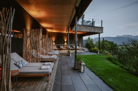 Liegestühle auf der Terrasse des Bergkristall in Oberstaufen