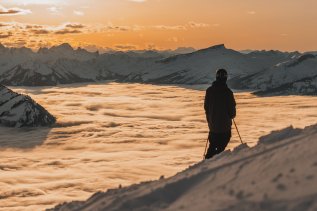 Ausblick auf die schneebedeckten Berge beim Skifahren in der Nähe des Das Freiberg Romantik Hotel in Oberstdorf