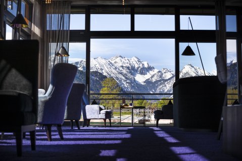 Einblick in das gemütliche Restaurant des Hotels König Ludwig in Schwangau.