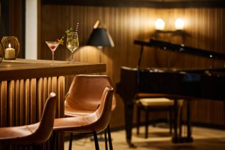 Einblick in die stilvoll eingerichtete Bar im Hotel Bannwaldsee in Halblech.