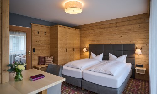 Einblick in ein gemütliches Zimmer im Hotel Bannwaldsee in Halblech.