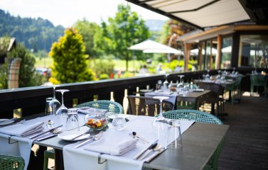 Einblick auf den Balkon des Restaurants im Romantikhotel Das Freiberg in Oberstdorf.