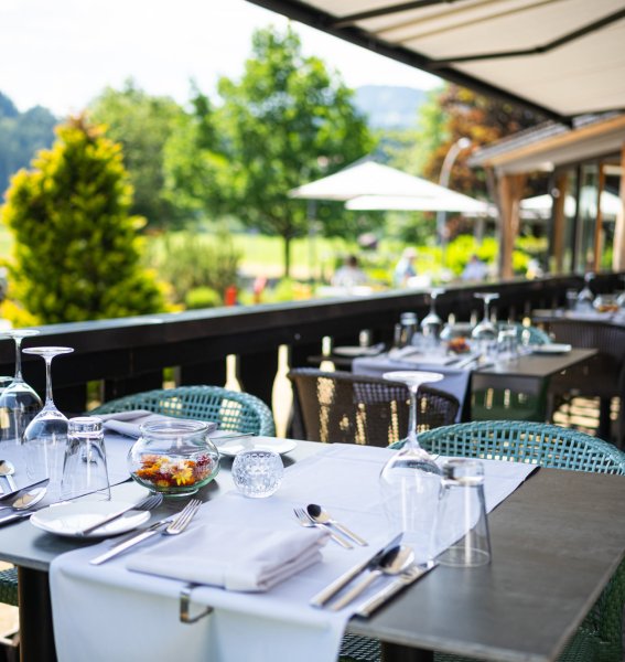 Einblick auf den Balkon des Restaurants im Romantikhotel Das Freiberg in Oberstdorf.