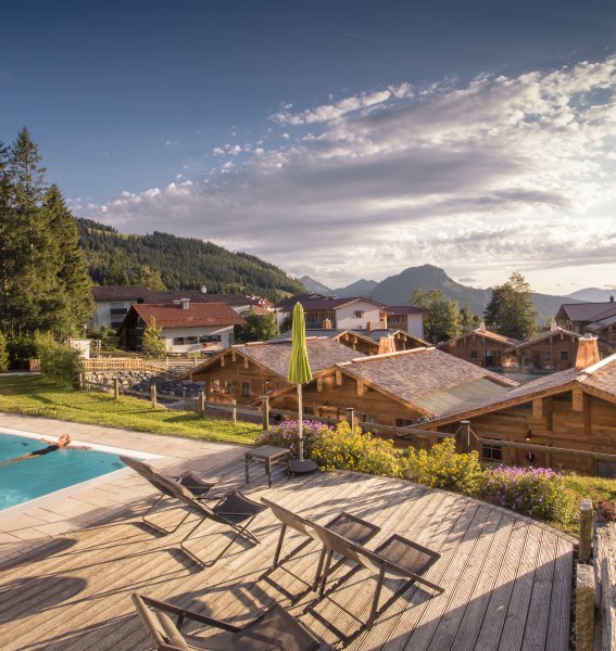 Außblick vom Außenpool in den Alpin Chalets in Oberjoch