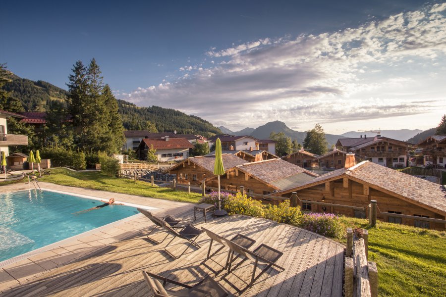 Alpin Chalets Außenpool Außblick vom Außenpool in den Alpin Chalets in Oberjoch