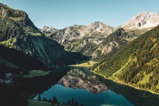 Blick auf den Vilsalpsee im Sommer in der Nähe der Alpin Chalets in Oberjoch.