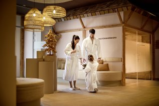 Eine Familie im Wellnessbereich des Panoramahotels Oberjoch.