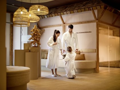 Eine Familie im Wellnessbereich des Panoramahotels Oberjoch.