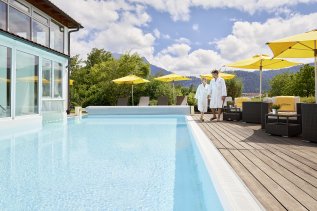 Blick auf den Außenpool im Hotel Sommer in Füssen.