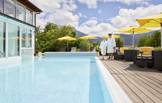 Blick auf den Außenpool im Hotel Sommer in Füssen.