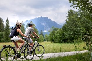 Gäste auf einer Radtour in der Nähe des Hotels Sommer in Füssen.