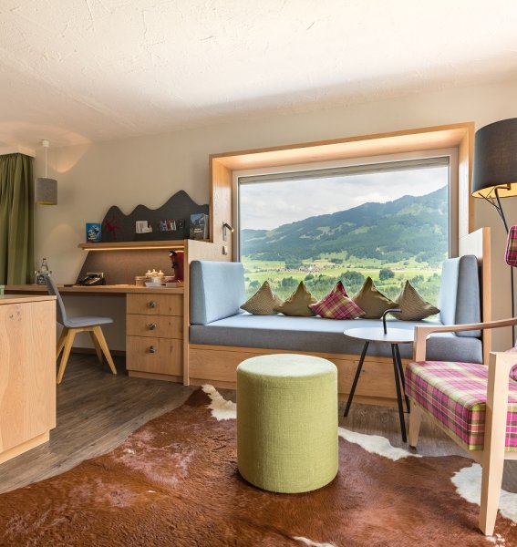 Einblick in ein gemütliches Zimmer im Allgäuhotel Tanneck in Fischen.