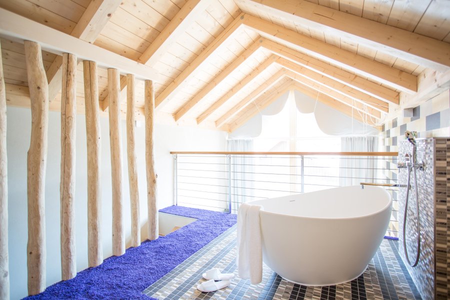 Das Freiberg Romantik Hotel Zimmer Bilck in ein Zimmer im Das Freiberg Romantik Hotel in Oberstdorf mit freistehender Badewanne.