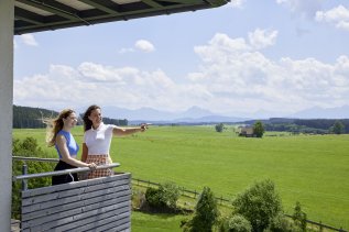 Zwei Frauen genießen den Ausblick aus dem Hotel Das Weitblick in Marktoberdorf.