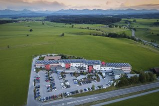 Blick von Oben auf das Hotel Das Weitblick Allgäu in Marktoberdorf.