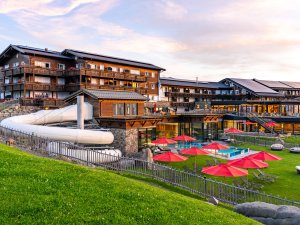 Hausansicht des Familotels Allgäuer Berghof in Gunzesried.