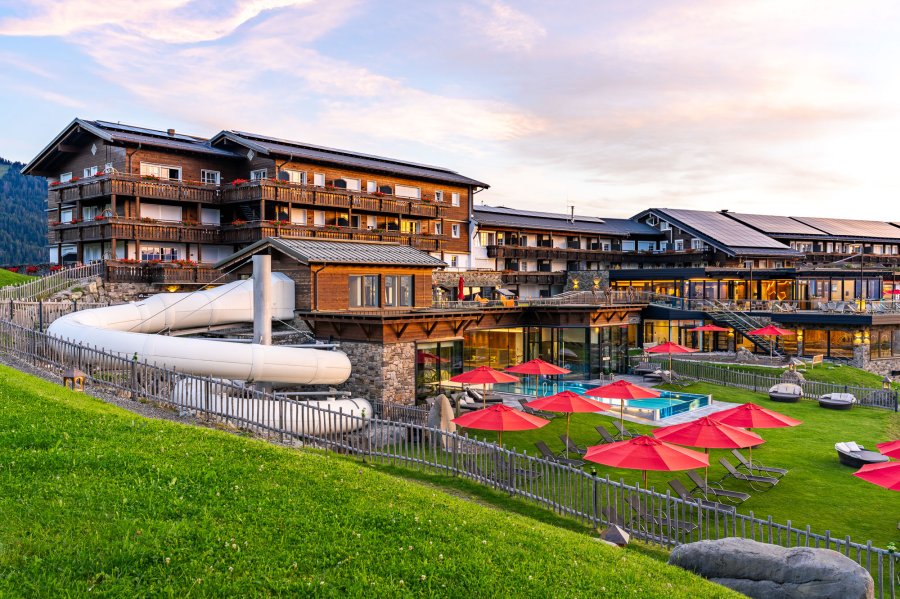Hausansicht des Familotels Allgäuer Berghof in Gunzesried.