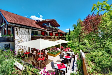 Blick auf die Terrasse des DIANA Naturpark Hotels in Oberstaufen