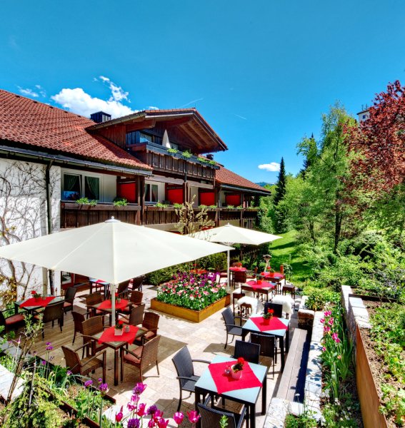 Blick auf die Terrasse des DIANA Naturpark Hotels in Oberstaufen
