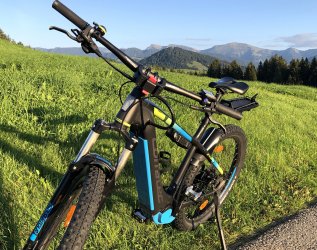 Ein Fahrrad auf einem Radweg durch die Natur in der Nähe des Bayerischen Hofs in Oberstaufen.