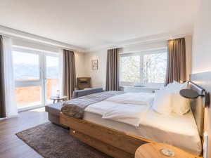 Einblick in ein Zimmer im Hotel Kühberg in Oberstdorf.