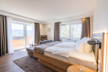 Einblick in ein Zimmer im Hotel Kühberg in Oberstdorf.