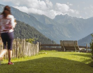 Blick auf die Alpen vom Garten des Hotels Kühberg in Oberstdorf.