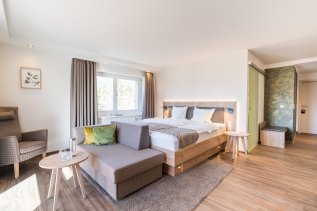 Einblick in ein Zimmer im Hotel Kühberg in Oberstdorf.