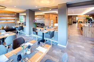 Einblick in das Restaurant des Hotels Kühberg in Oberstdorf.