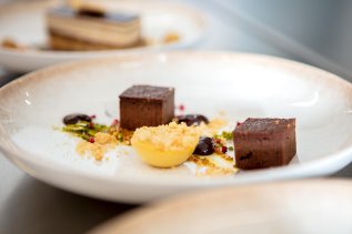 Ein ansprechend angerichtetes Dessert im Hotel Kühberg in Oberstdorf.